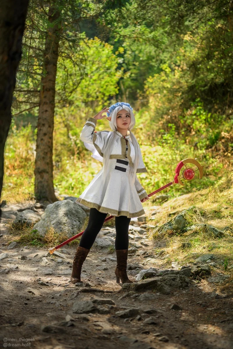 Ảnh cosplay Frieren thanh tú dịu dàng