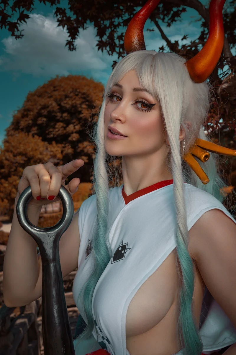 Ảnh cosplay đường cong đầy đặn gợi cảm