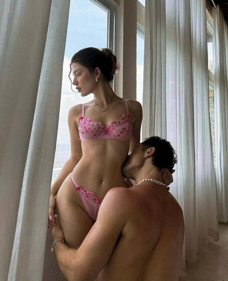 Ảnh gái Nga mặc bikini rực rỡ quyến rũ