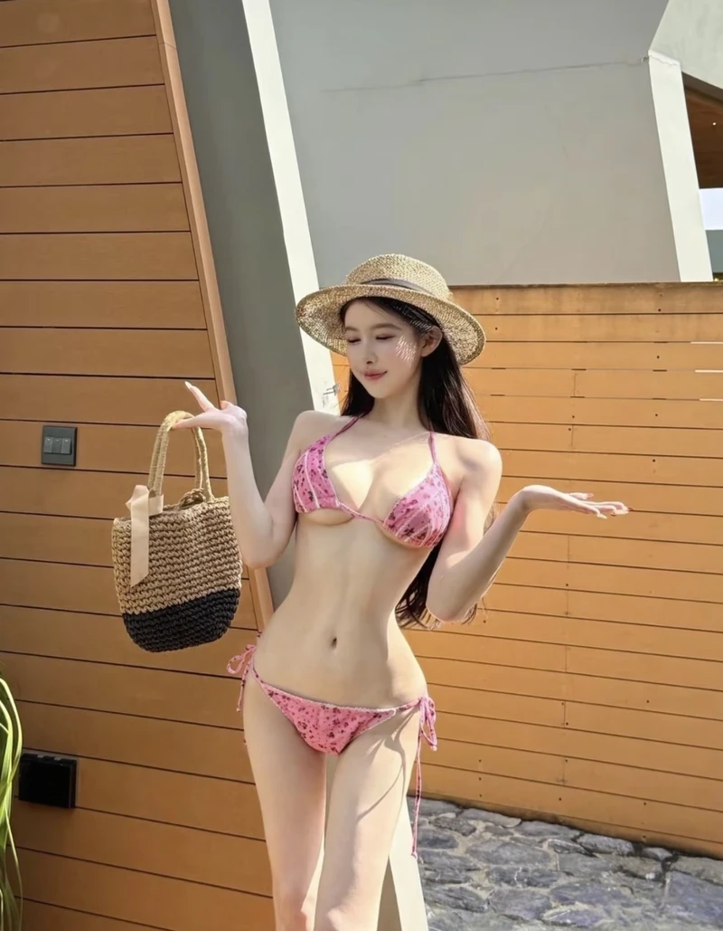 Ảnh gái xinh mặc bikini hồng cực đã mắt
