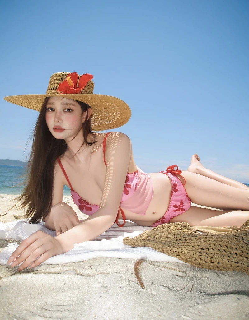 Ảnh hotgirl bikini hồng tạo dáng bên biển