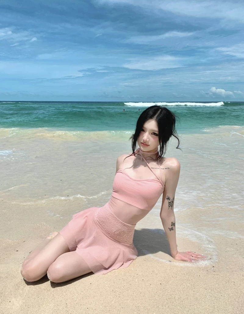 Ảnh hotgirl bikini hồng trẻ trung duyên dáng