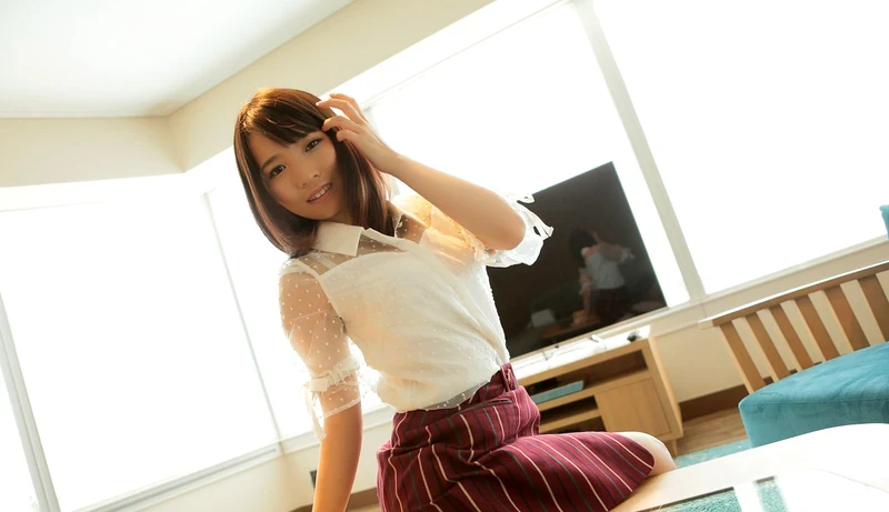 Aoi Kururugi show hàng bikini nhỏ xíu lộ vòng ba