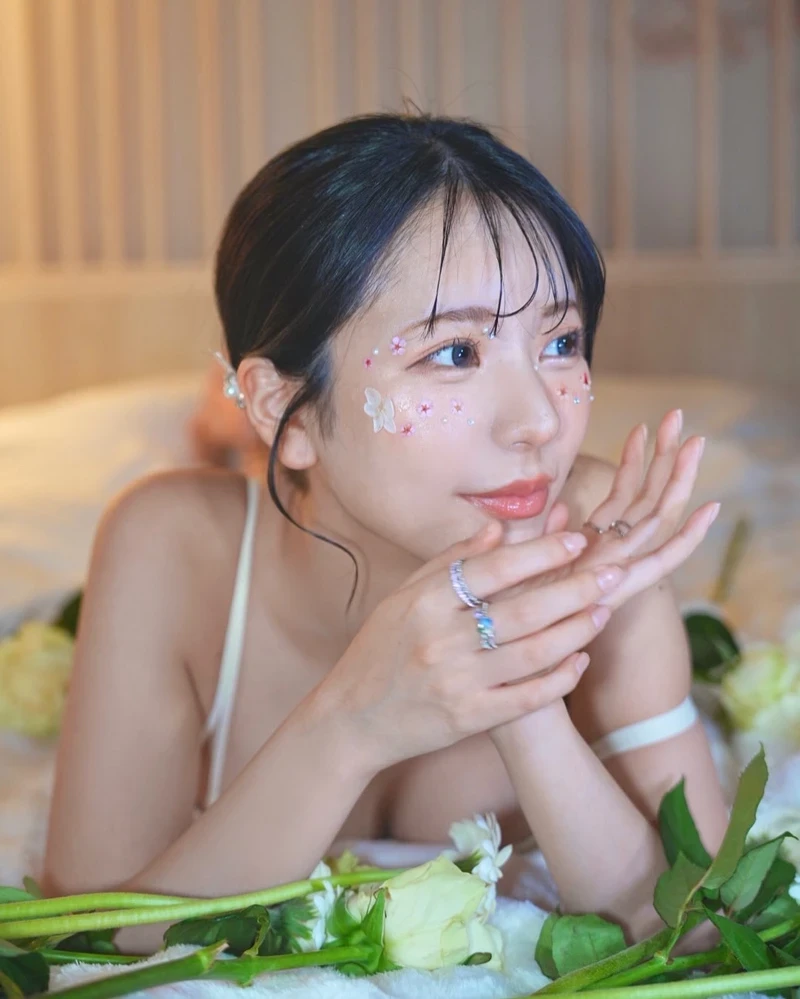 Asano Heart bikini đỏ khoe thân hình sexy