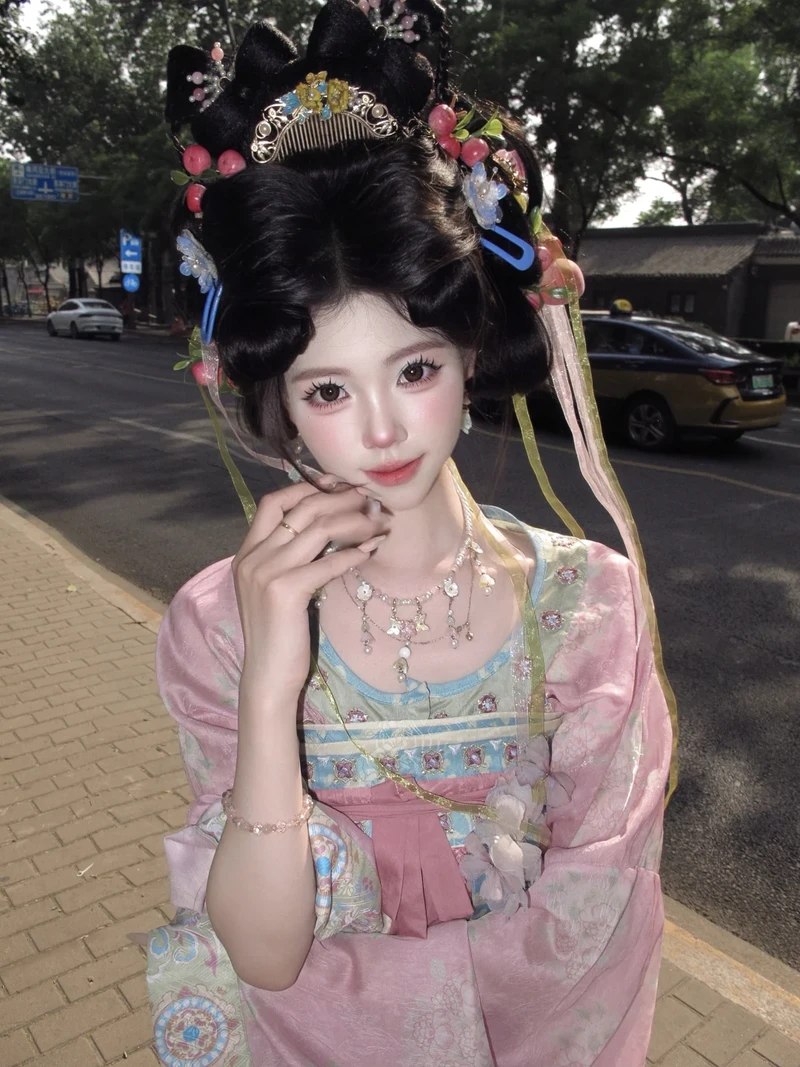 Cô nàng cổ trang sexy cởi áo lộ vòng 1 khủng