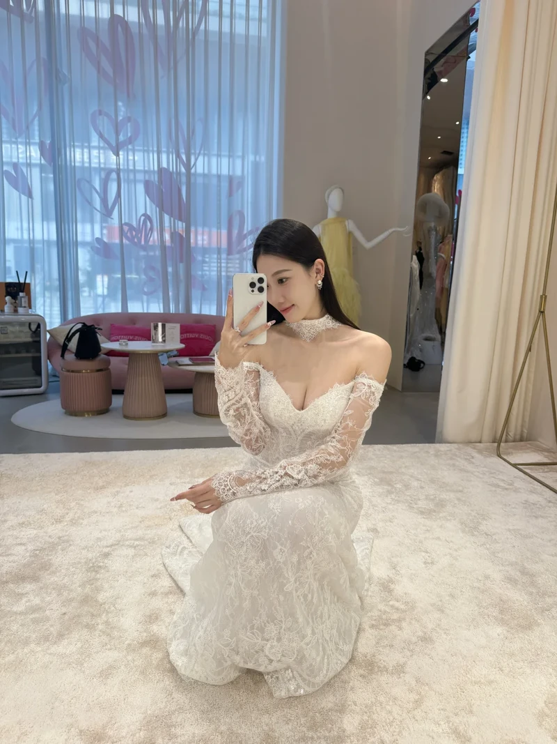 Cô dâu cởi đồ khoe vú to gợi tình