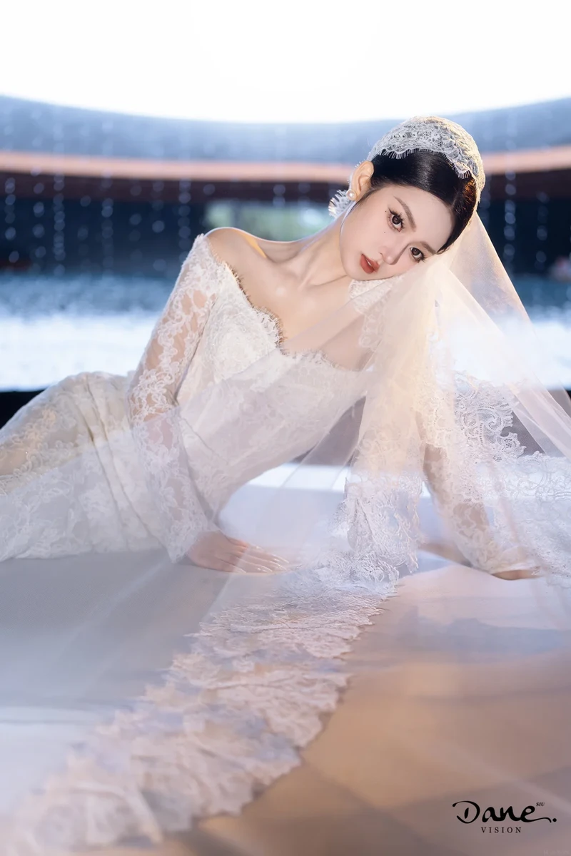 Cô dâu không che ngực tròn nóng bỏng
