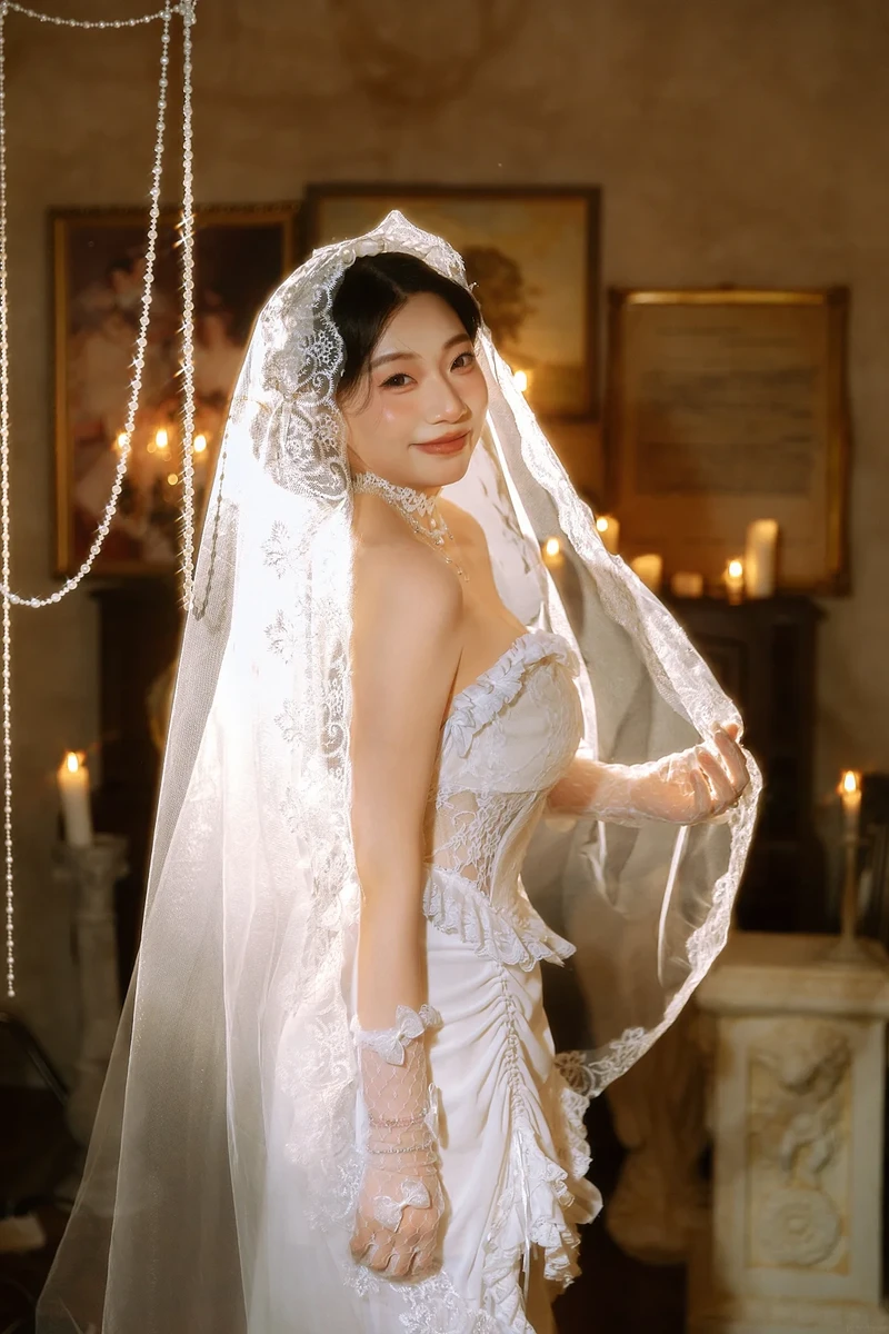 Cô dâu show ngực đầy đầy quyến rũ