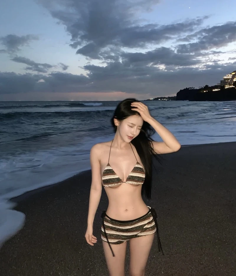 Cô gái Hàn Quốc mặc bikini bên biển đẹp