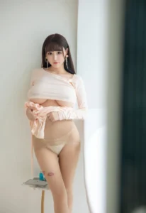Cô gái bikini khoe ngực căng mọng gợi tình