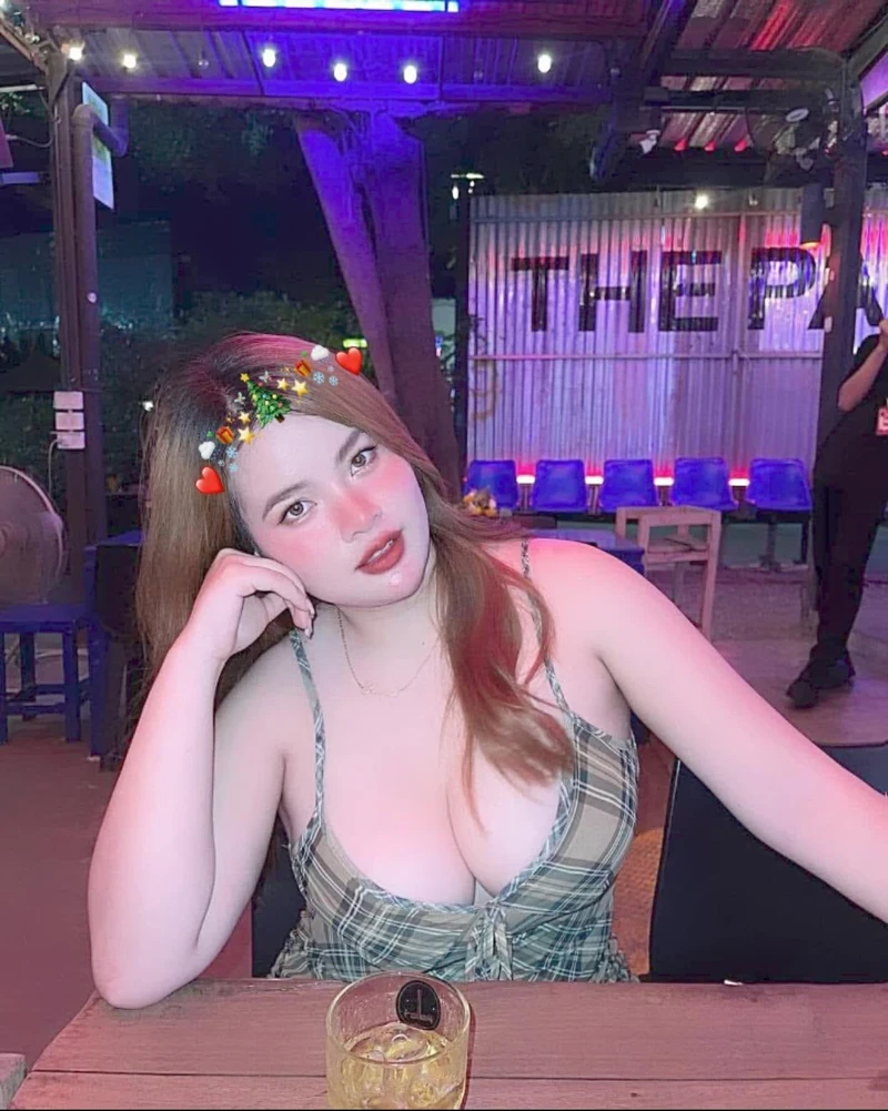 Cô gái chubby vòng 1 to tròn gợi tình không che gì