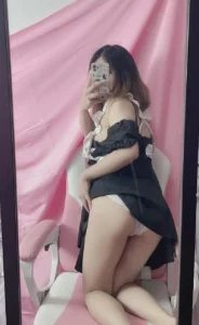 Cô gái cởi đồ show hàng mông căng mịn gợi cảm