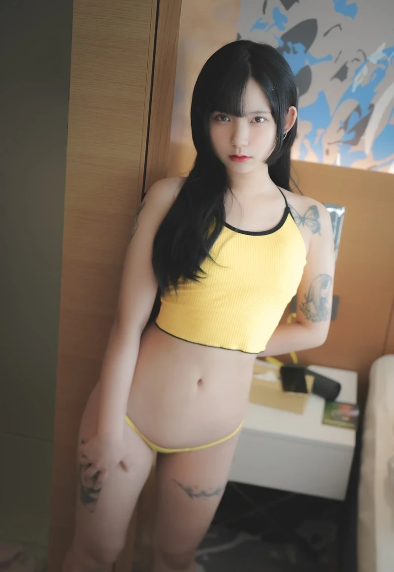 Cô gái nude lồn nhiều lông gợi tình