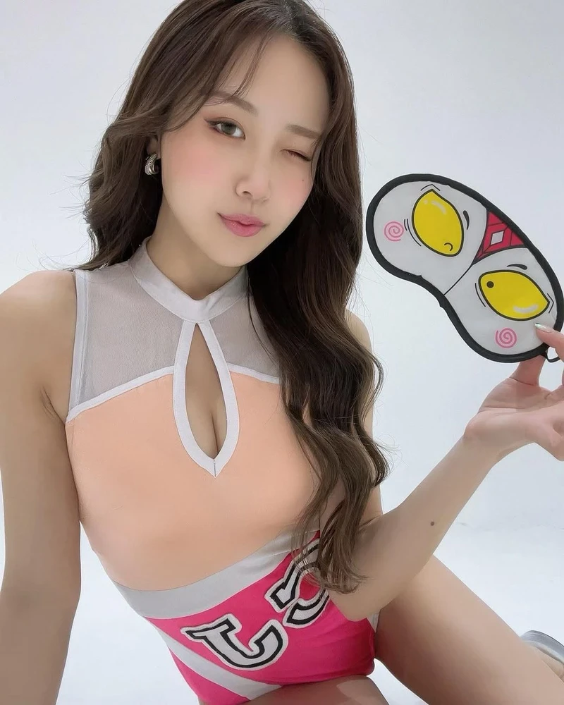 Cô nàng JAV mặc bikini khoe mông tròn quyến rũ