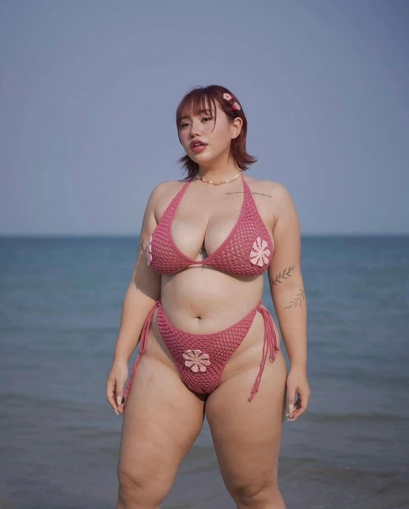 Cô nàng chubby vòng 3 căng tròn bikini sexy hút hồn