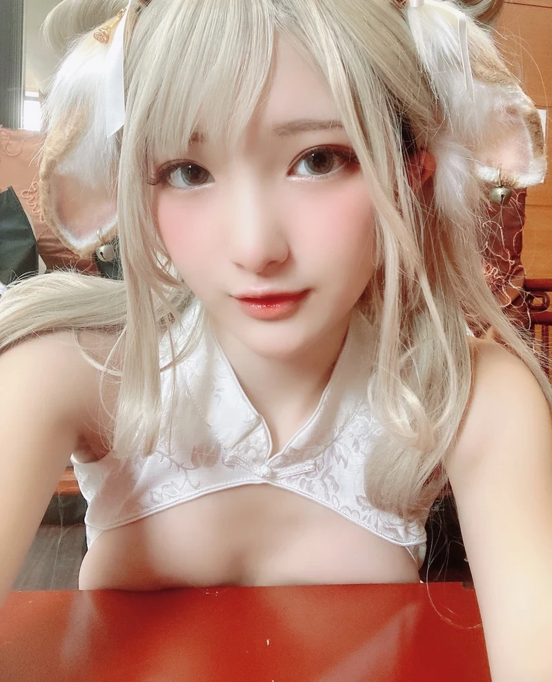 Cô nàng khoe hàng vú tròn không che siêu phẩm