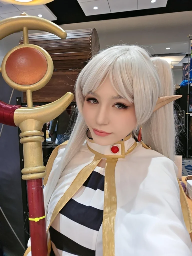 Frieren cosplay kiều diễm trong trẻo