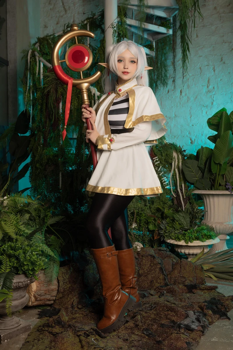 Frieren trong ảnh cosplay tinh tế quyến rũ