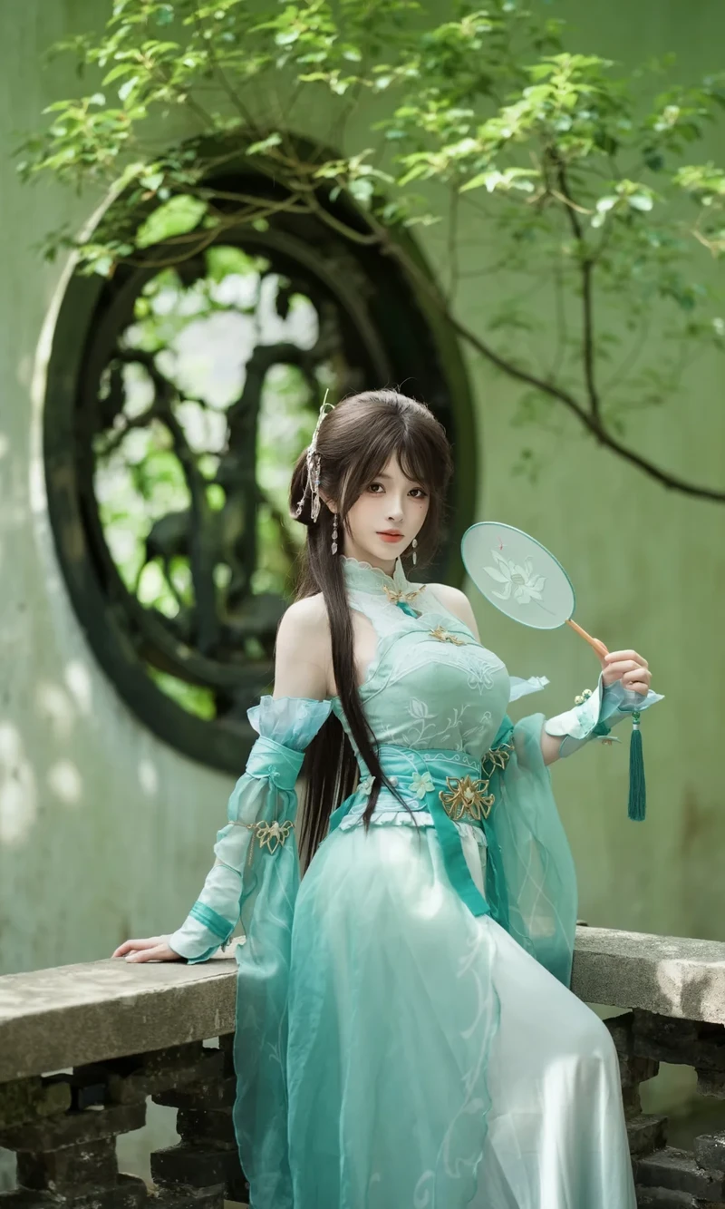 Gái cổ trang lột đồ khoe mông căng mọng sexy