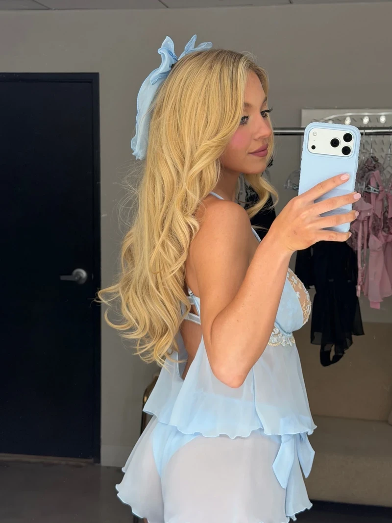 Gái châu Âu show vú to tròn hút hồn