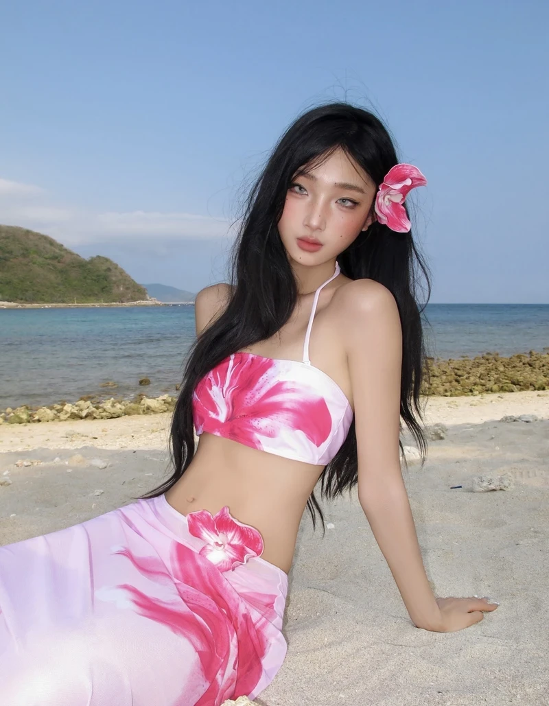 Gái đẹp bikini hồng tạo dáng gợi cảm