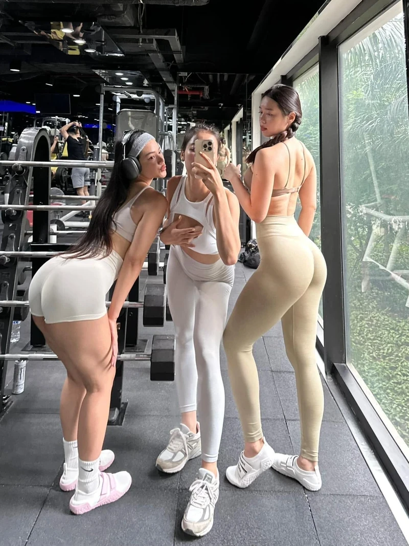 Gái gym khoe hàng mông đít tròn trịa