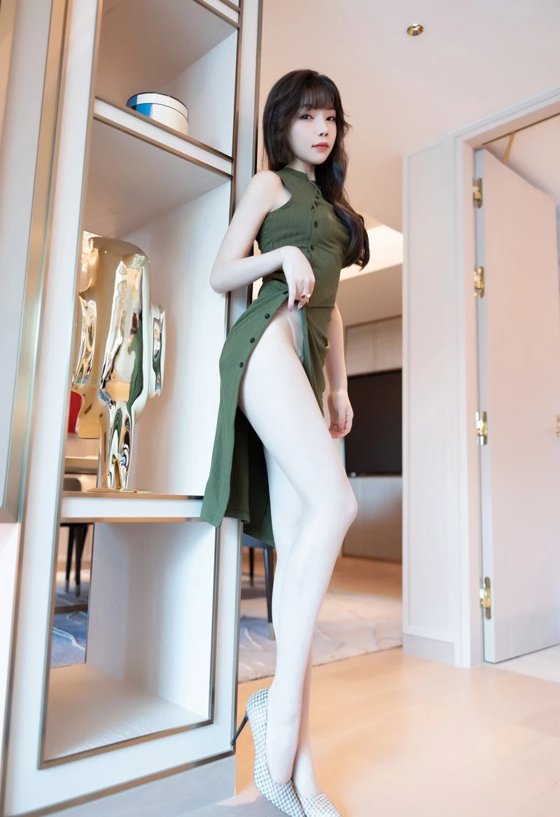 Hình gái xinh khoe lồn cởi đồ lộ hàng