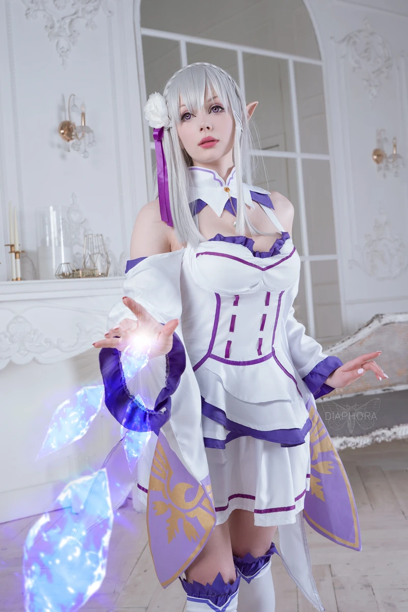 Hình Emilia cosplay tao nhã rạng rỡ