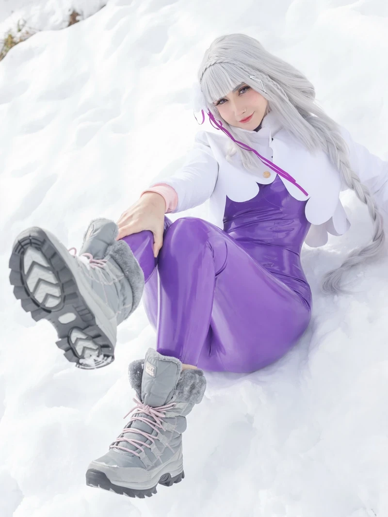 Hình Emilia cosplay trong trẻo kiều diễm