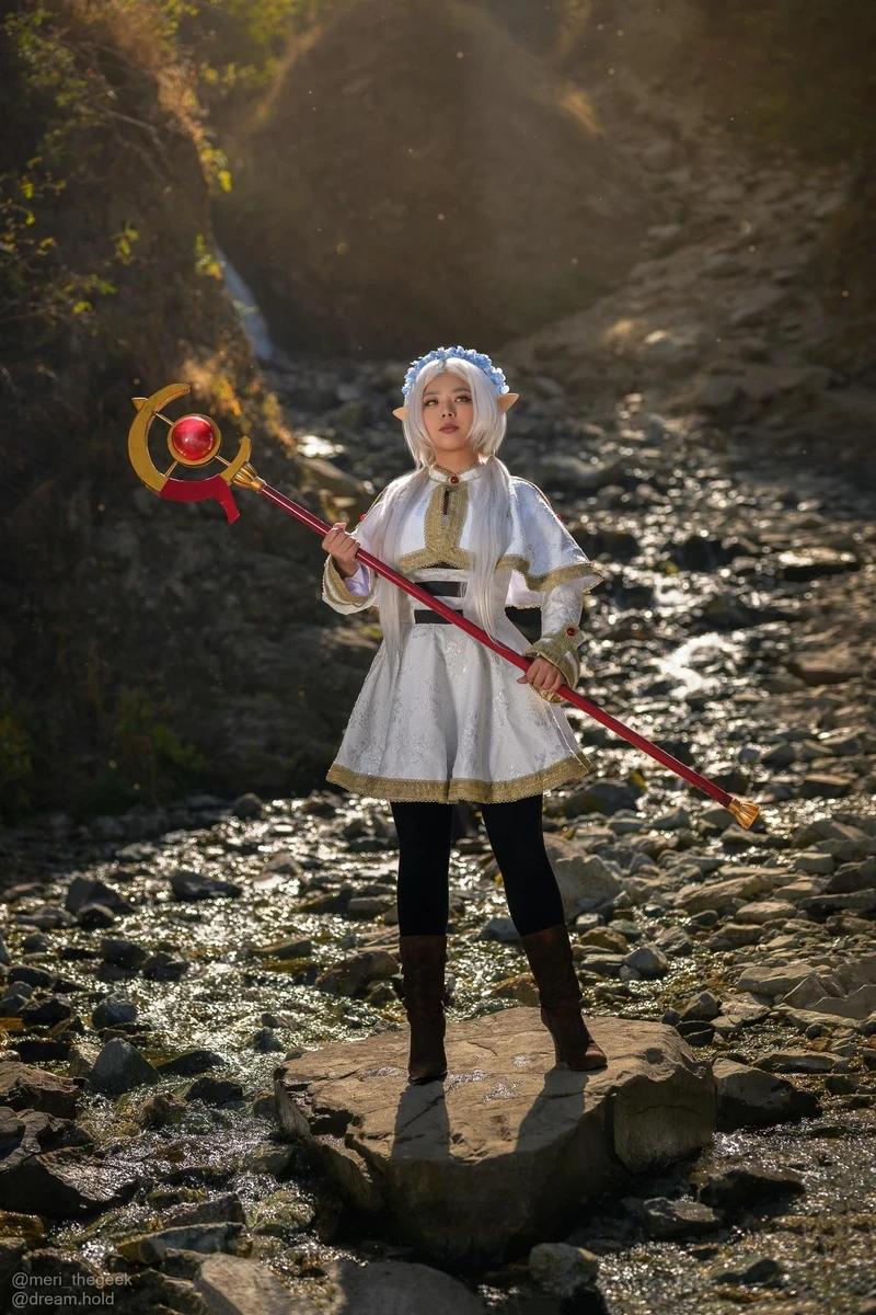 Hình Frieren cosplay xinh đẹp cuốn hút