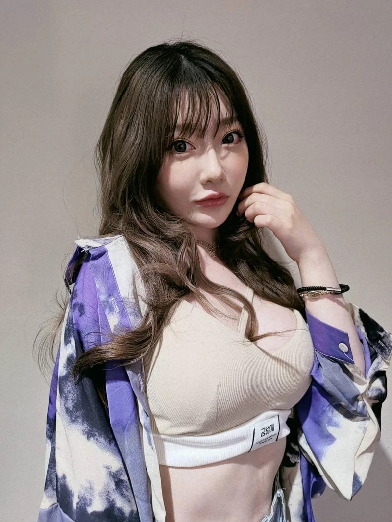 Hình ảnh Shen Nana show hàng mông căng quyến rũ