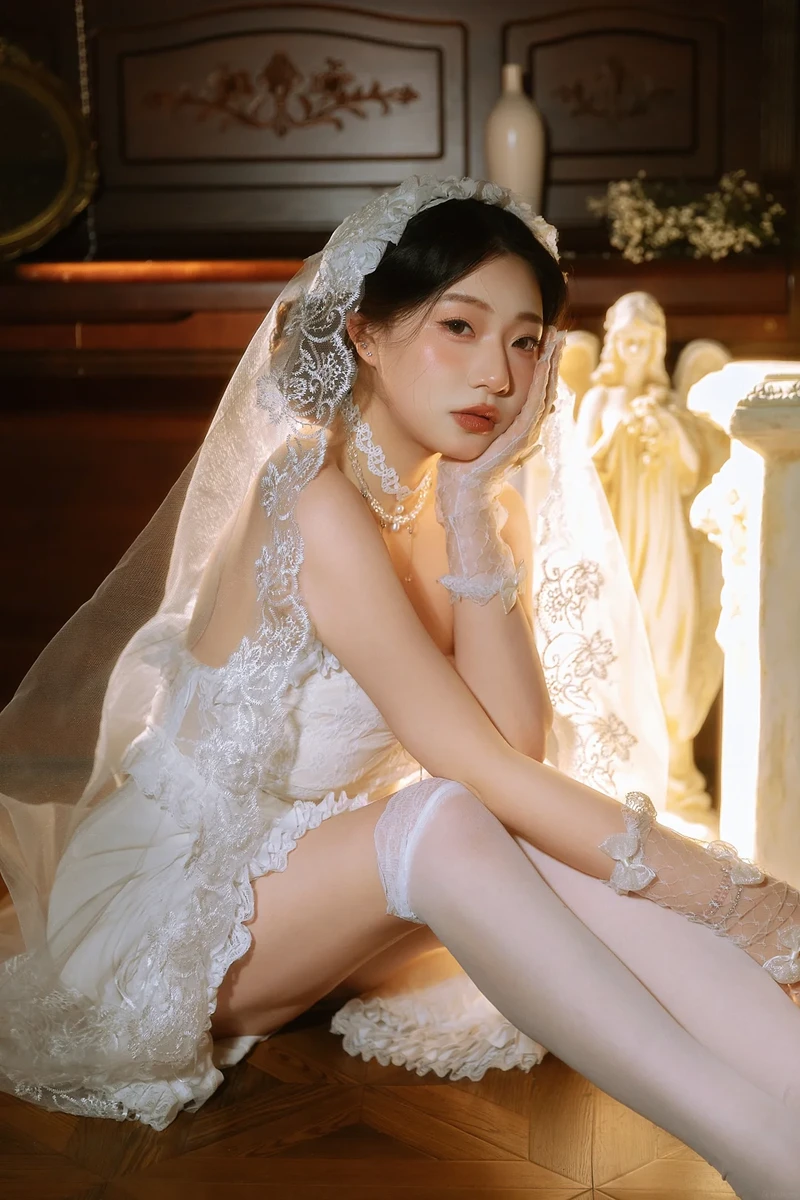 Hình cô dâu cởi hết đồ gợi dục