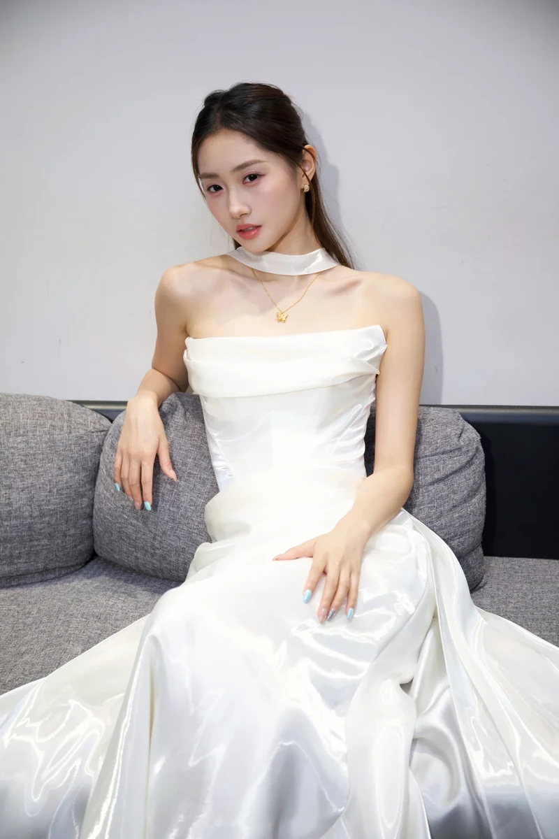 Hình cô dâu nude khoe đít dâm dục