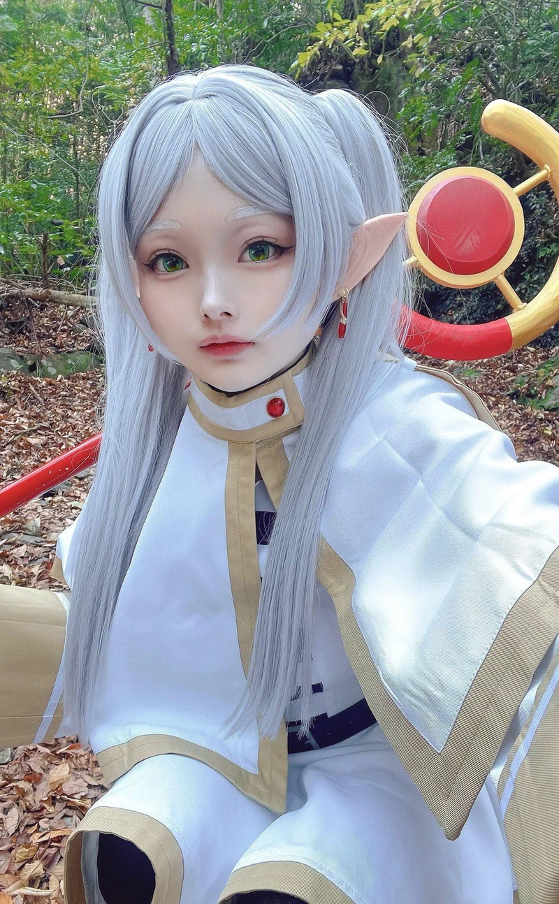 Hình cosplay Frieren yêu kiều thanh thoát