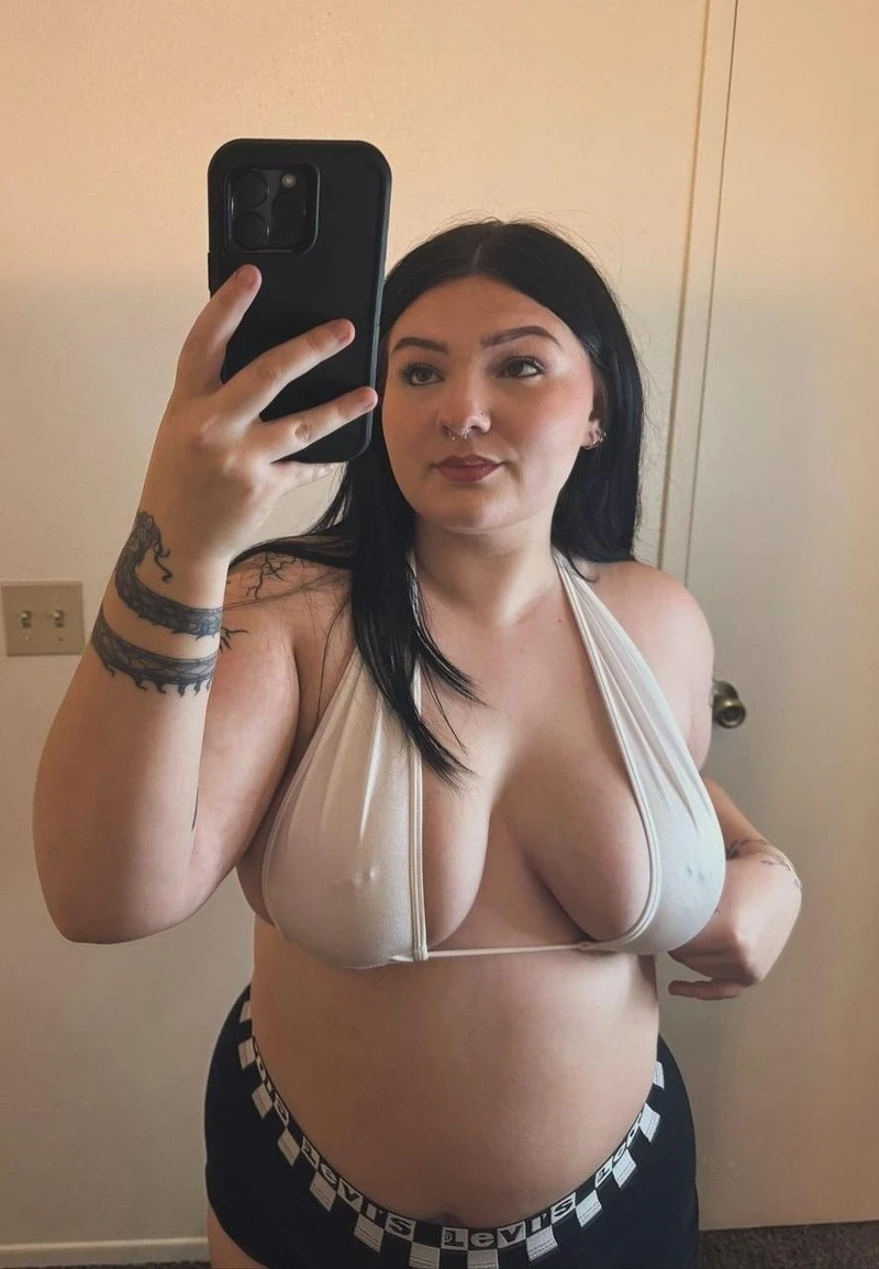 Hình nude chubby đầy đặn vòng 3 tròn gợi dục 4K