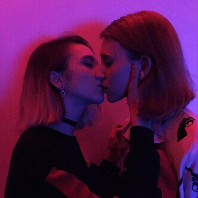 Hình sex gái les cởi hết đồ lộ hàng ngực to gợi dục