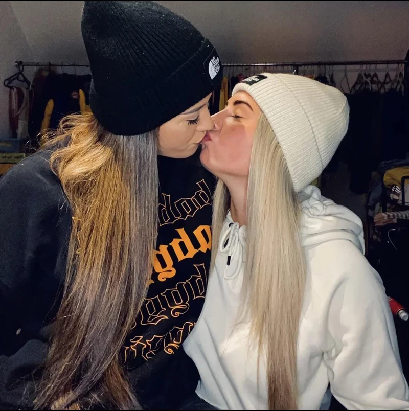 Hình sex gái les không che mông đít quyến rũ gợi tình