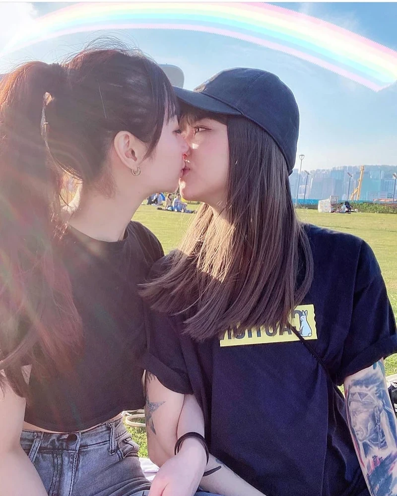 Hình sex gái les lột đồ show vòng một tròn đầy gợi cảm