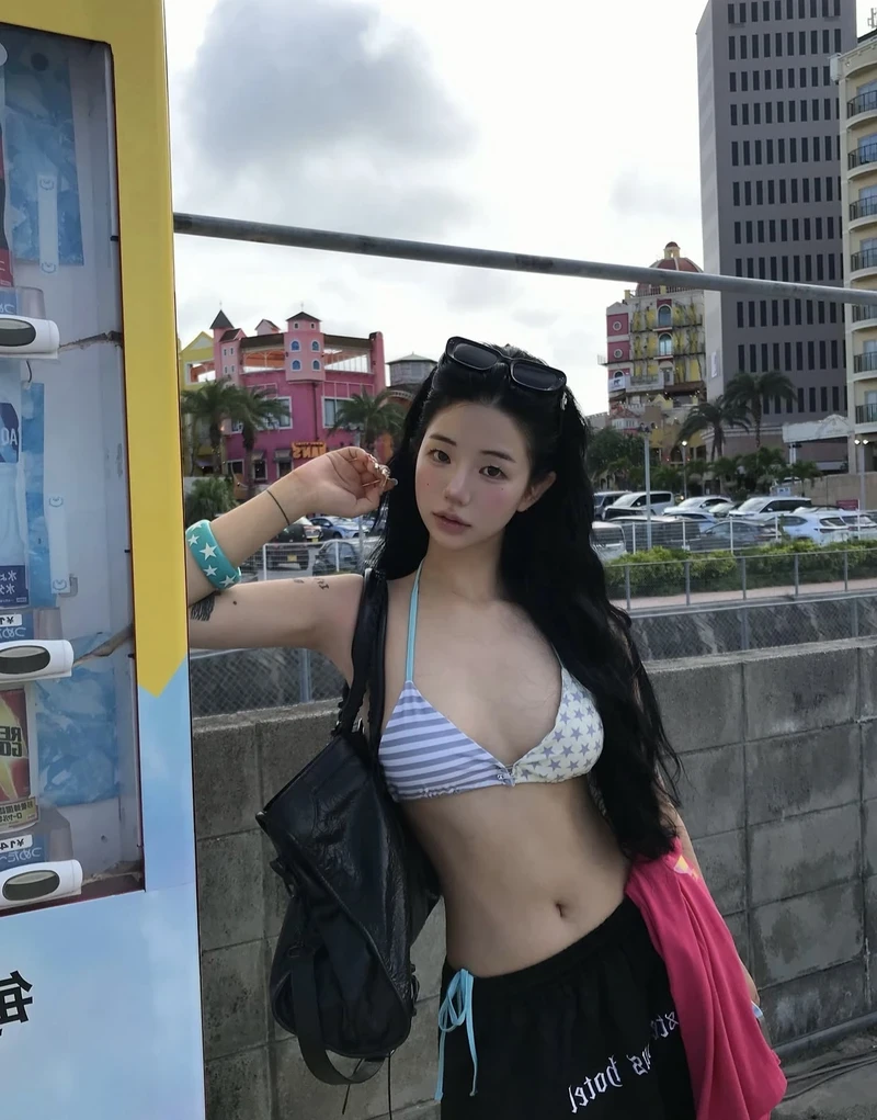 Hotgirl Hàn Quốc mặc bikini tạo dáng bên biển