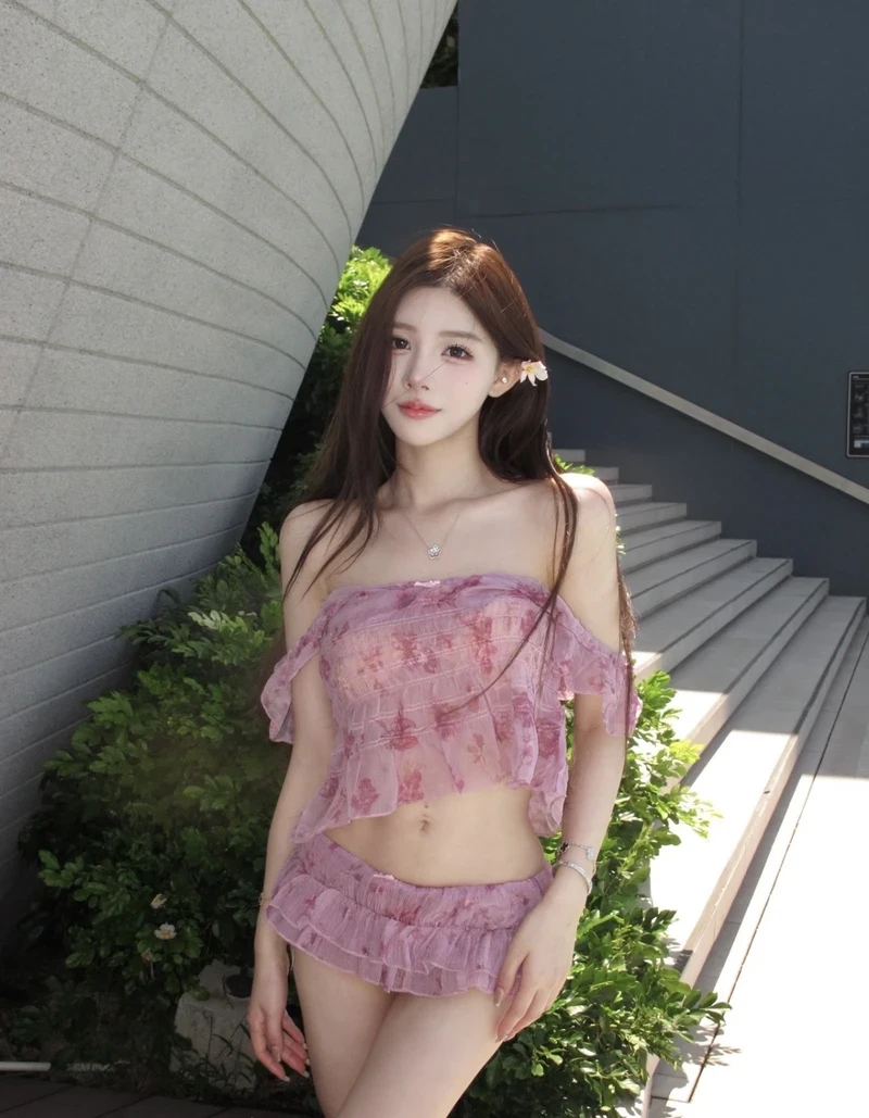 Hotgirl bikini hồng nổi bật với phong cách riêng