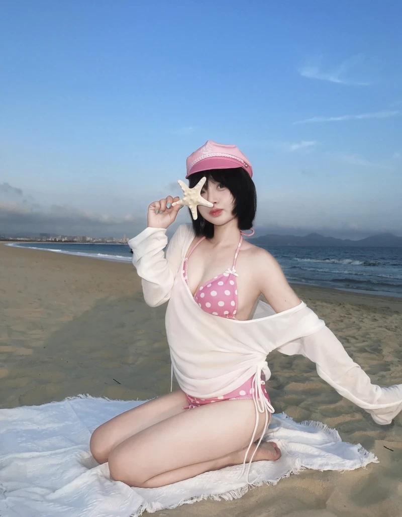 Hotgirl bikini hồng thời trang mùa hè
