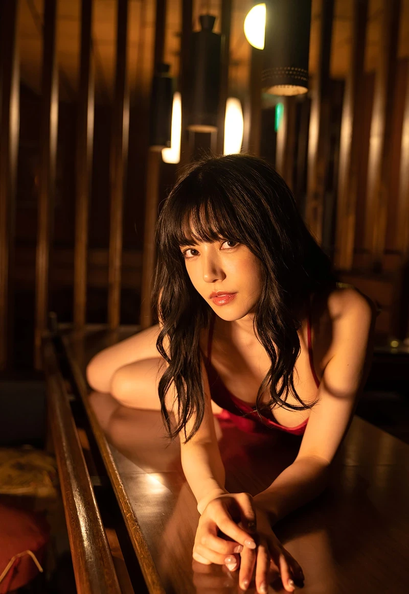 Karen Kaede khoe hàng mông tròn dâm đãng