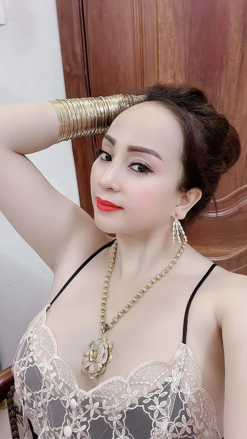 MBBG lột đồ khoe vú khủng quyến rũ