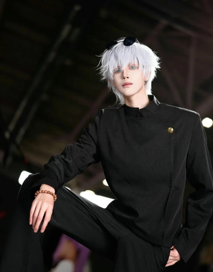 Mẫu Gojo cosplay thể hiện thần thái tự tin