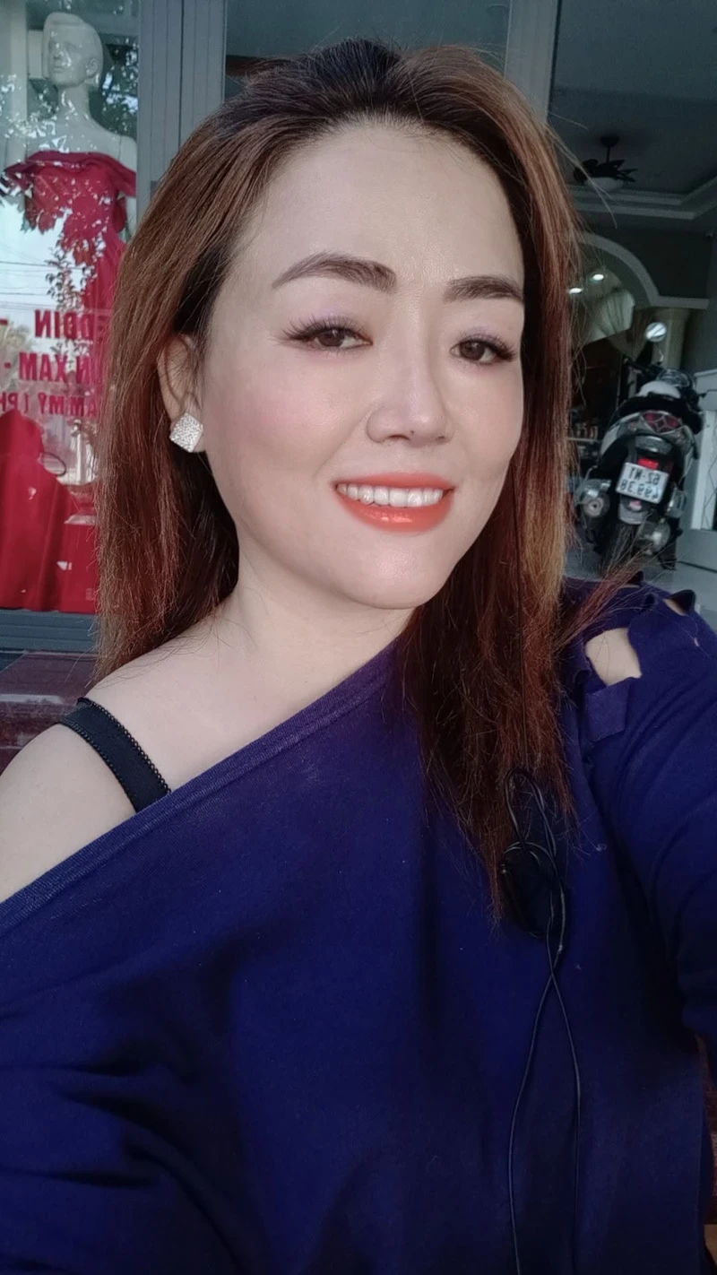 Máy bay bà già không che mông đít tròn