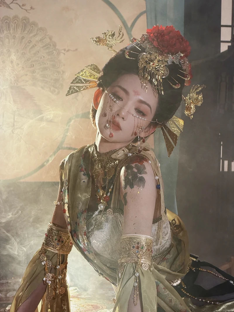 Nàng cổ trang lột đồ khoe vú to tròn dâm đãng