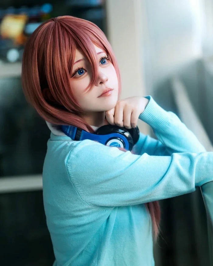 Nàng Miku Nakano cosplay với vẻ ngoài xinh xắn