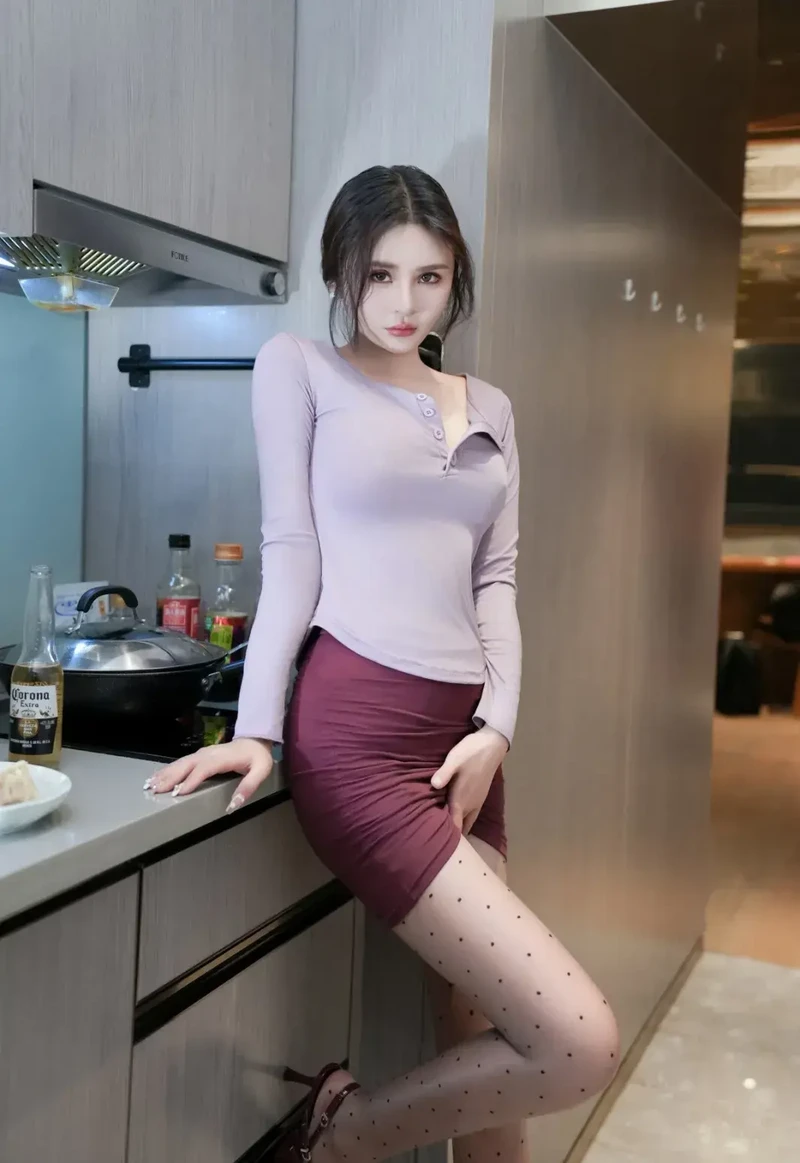 Ngực to đang được vuốt ve không che