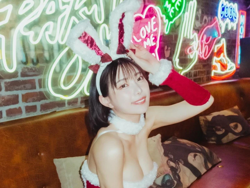 Ngực to khủng của Akari Mitani trong bộ bikini