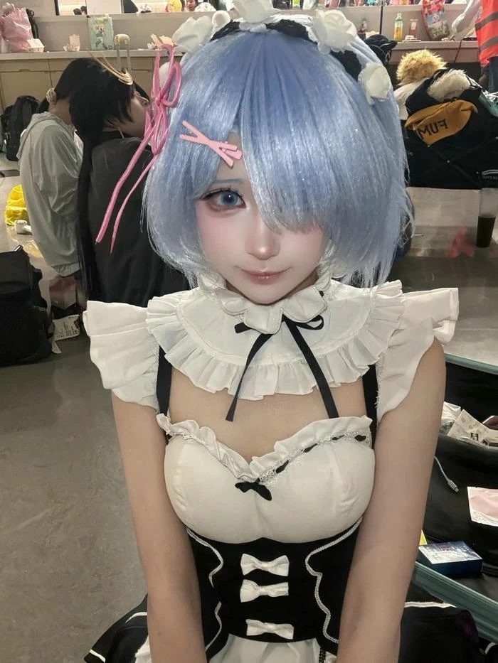 Rem hóa thân cosplay với diện mạo duyên dáng
